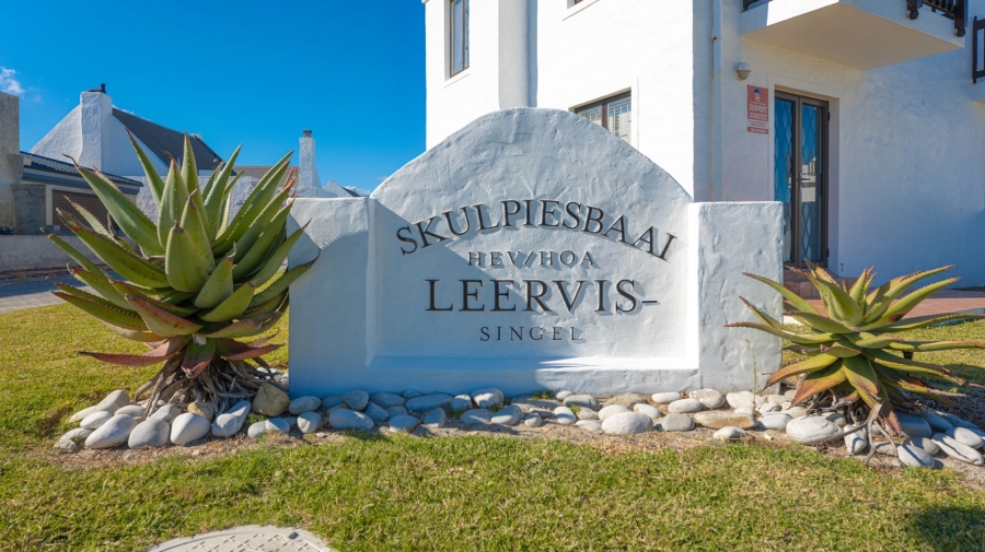 To Let 4 Bedroom Property for Rent in Struisbaai Western Cape
